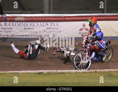 Riscaldare 3 - Iversen cade come Kasprzak (rosso) e Lanham (blu) prendere azione evasiva - Lakeside Martelli vs Peterborough Panthers - Sky Sport Elite League a Arena Essex, Hereford - 31/08/07 Foto Stock