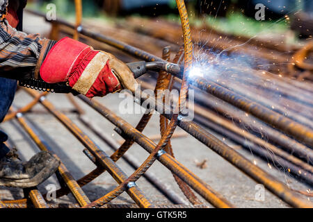 Stretta di mano saldatore lavoratore con elettrodo di messa a fuoco selettiva Foto Stock