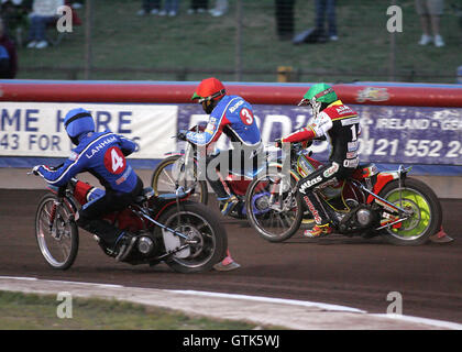 Riscaldare 5 - Adams (verdi) passa tra Kasprzak (rosso) e Lanham (blu) - Lakeside Martelli vs Swindon Robins - Sky Sport Elite League a Arena Essex, Hereford - 17/08/07 Foto Stock