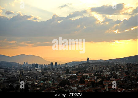 La città di Sarajevo riprese panoramiche da una collina al tramonto Foto Stock