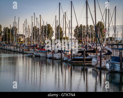 Affollato di imbarcazioni a vela e yacht in fila ancorato in marina del punto Roberts, Foto Stock