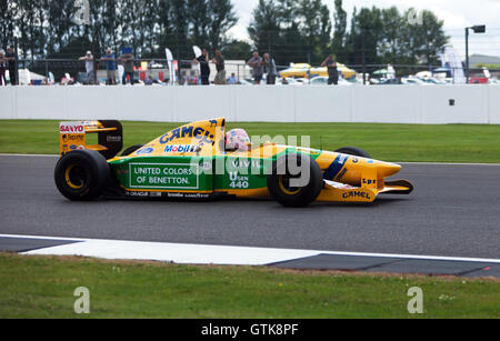 Un 1992 Benetton B192 auto di Formula Uno, precedentemente pilotata da Michael Schumacher, essendo dimostrato al 2016 Silverstone Classic Foto Stock