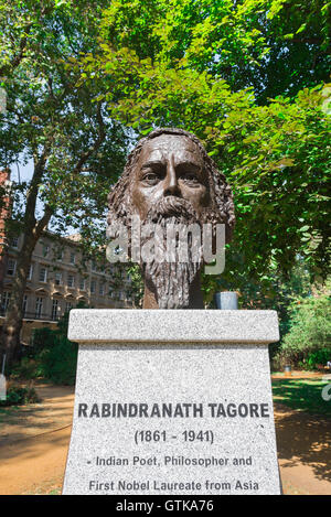 Gordon Square, la vista di una statua del poeta indiano e filosofo Rabindranath Tagore in Gordon Square, Bloomsbury, Londra, Regno Unito. Foto Stock