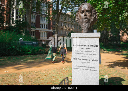 Gordon Square Londra, una madre e figlia passa la statua di Rabindranath Tagore in Gordon Square, Bloomsbury, UK. Foto Stock