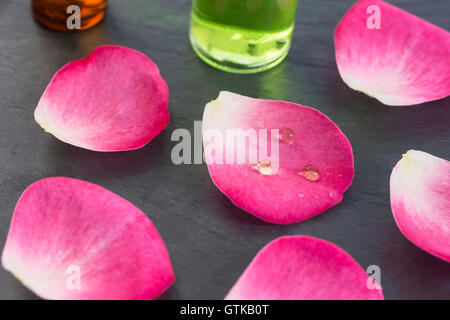 Bottiglie di olio essenziale per aromaterapia . Rose Spa Foto Stock