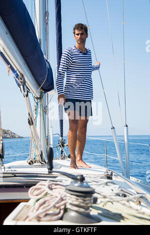 Giovane uomo che posano per una barca a vela Foto Stock