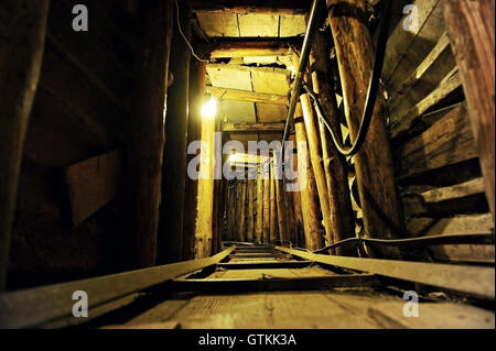 All'interno del tunnel di Sarajevo costruita nel 1993 per proteggere i civili durante l'assedio della città di Sarajevo dall esercito serbo Foto Stock