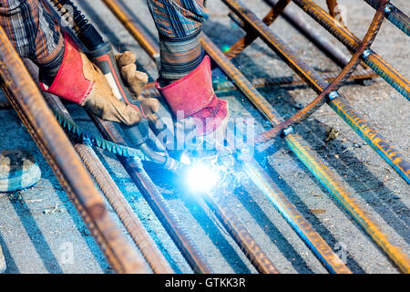 Stretta di mano saldatore lavoratore con elettrodo di messa a fuoco selettiva Foto Stock