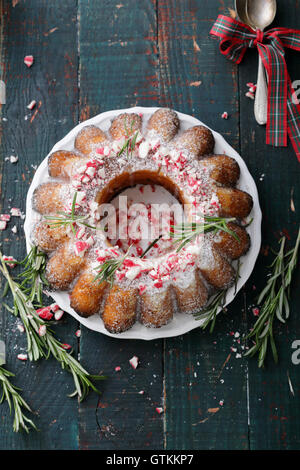 Decorate la torta di Natale su legno, alimentari top view Foto Stock