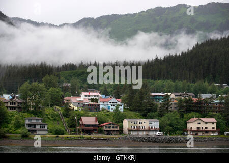 Paesaggio di montagne litoranee, case, e ghiacciai a nord di Juneau, Alaska sudorientale. Juneau è un numero incredibile di completamente ac Foto Stock