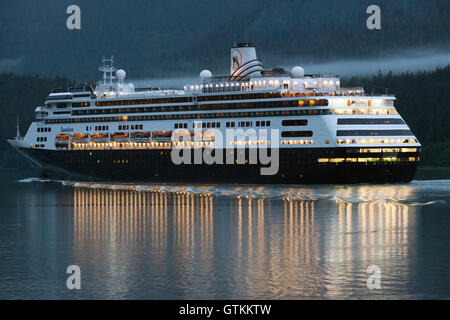 Zaandam, vela vicino al sud Franklin dock, di notte, Juneau, in Alaska. Progettati per il trasporto di un numero minore di ospiti fornendo maggiori spa Foto Stock