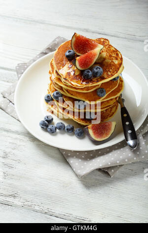 Pancake con frutta in legno bianco, cibo closeup Foto Stock