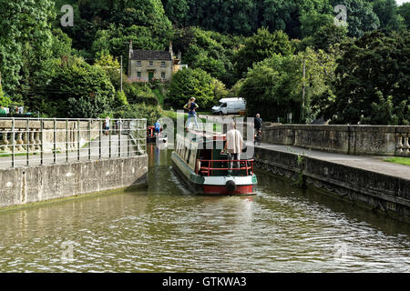 Narrowboat incrocio acquedotto Avoncliff Foto Stock