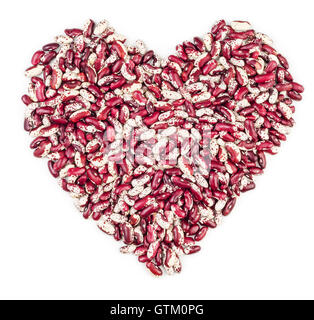 Fagioli rossi a forma di cuore isolato su sfondo bianco. Foto Stock