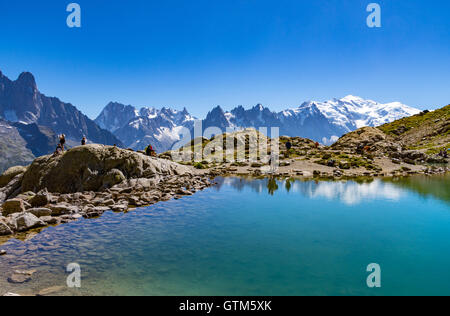 I turisti e gli escursionisti a Lac Blanc uno dei più popolari passeggiate da Chamonix nelle Alpi francesi. Il Tour de Mont Blanc a piedi. Foto Stock