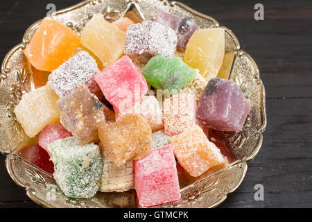 Turkish Delight lokum in diversi colori su una piastra Foto Stock