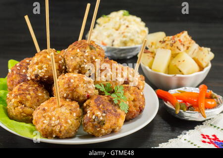 Le polpette di carne su bastoni in una piastra con verdure Foto Stock