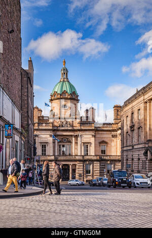 Una vista verso il basso Bank Street per la Bank of Scotland HQ, il tumulo, Edimburgo, Scozia, Regno Unito Foto Stock