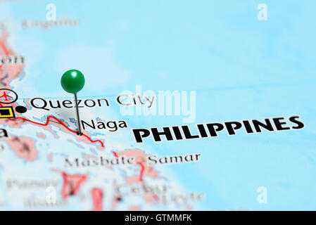 Naga imperniata su una mappa delle Filippine Foto Stock