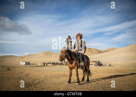 Il bayan Ulgii, Mongolia, Settembre 30th, 2015: mongola cacciatore di EAGLE con la sua aquila e cavallo Foto Stock