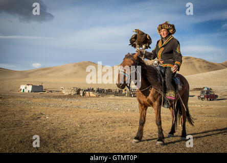 Il bayan Ulgii, Mongolia, Settembre 30th, 2015: mongola cacciatore di EAGLE con la sua aquila e cavallo Foto Stock