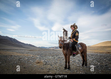 Il bayan Ulgii, Mongolia, Settembre 30th, 2015: mongola cacciatore di EAGLE con la sua aquila e cavallo Foto Stock