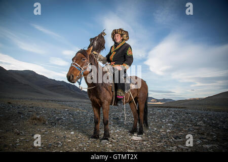 Il bayan Ulgii, Mongolia, Settembre 30th, 2015: mongola cacciatore di EAGLE con la sua aquila e cavallo Foto Stock