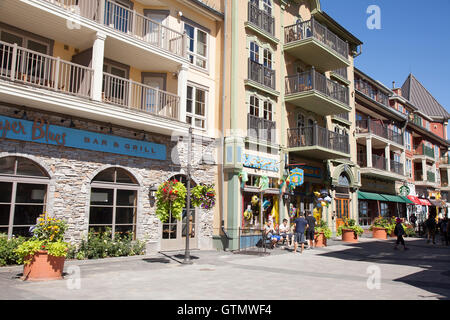 Per coloro che godono di visite turistiche e shopping attraverso il villaggio di bluemountain in collingwood, Ontario Foto Stock