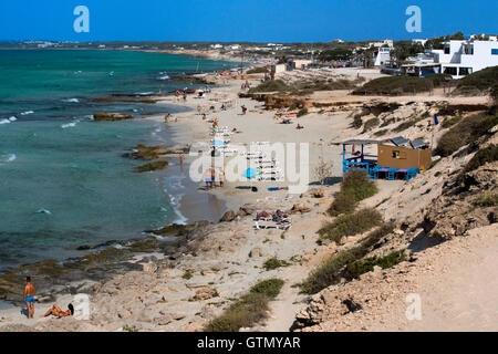 Spiaggia di Migjorn, Formentera, isole Baleari, Spagna. Hotel Riu La Mola. I vacanzieri, turisti, Platja de Migjorn, spiaggia, Formen Foto Stock