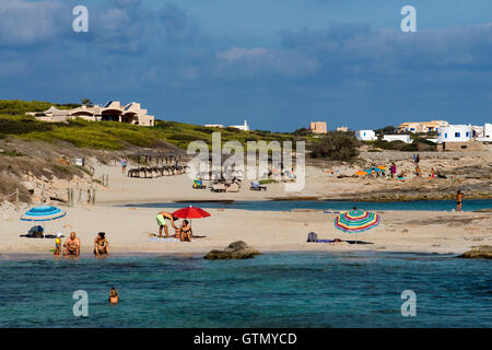 Ses platgetes spiaggia di Es Calo de San Agusti, isola di Formentera, mare Mediterraneo, isole Baleari, Spagna. Può Rafalet Restaur Foto Stock