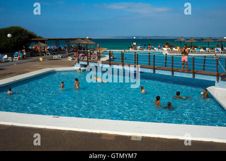 Piscina di Insotel Club Maryland, Spiaggia di Migjorn, Formentera, isole Baleari, Spagna. I vacanzieri, turisti, Platja de M Foto Stock