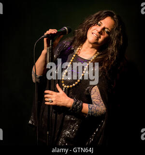 Sari Schorr su vocals a Norden Farm, Maidenhead Foto Stock