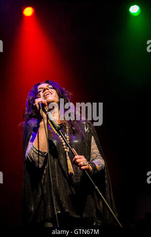 Sari Schorr su vocals a Norden Farm, Maidenhead Foto Stock