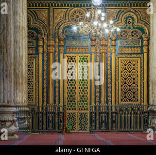 Il Cairo, Egitto - 10 Gennaio 2016: Tomba (Santuario) di Muhammad Ali Pasha con decorazioni dorate, la Moschea di alabastro, Cittadella del Cairo Foto Stock