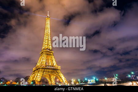 Parigi, Francia - 14 Febbraio 2016: la Torre Eiffel di notte a Parigi in Francia il 14 febbraio 2016. Foto Stock