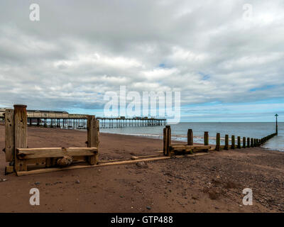 Paesaggio raffigurante la riva del mare lungo la spiaggia di Teignmouth a Teignmouth, con vedute del Grand Pier. Foto Stock