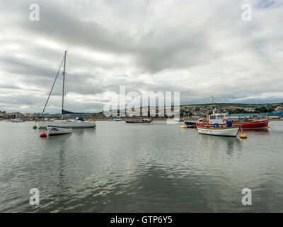 Paesaggio raffigurante la riva del mare lungo il fiume Teign a Teignmouth, con vedute del ponte Shaldon e Shaldon in background Foto Stock