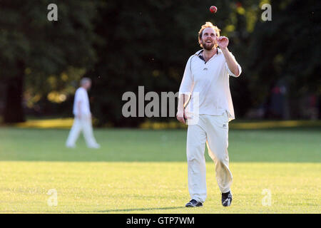 Londra i campi CC vs Victoria Lounge CC - Victoria Park Comunità Cricket League - 16/06/09 Foto Stock