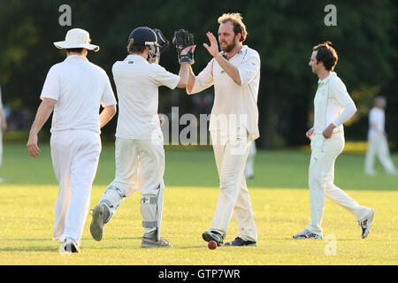 Londra i campi CC vs Victoria Lounge CC - Victoria Park Comunità Cricket League - 16/06/09 Foto Stock