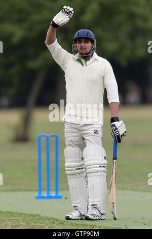 I nuovi boys CC (fielding) vs competenze di sicurezza CC - Victoria Park Comunità Cricket League - 01/06/11 Foto Stock