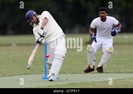 I nuovi boys CC (fielding) vs competenze di sicurezza CC - Victoria Park Comunità Cricket League - 01/06/11 Foto Stock