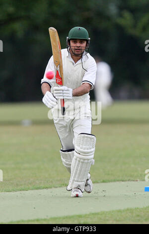 I nuovi boys CC (fielding) vs competenze di sicurezza CC - Victoria Park Comunità Cricket League - 01/06/11 Foto Stock