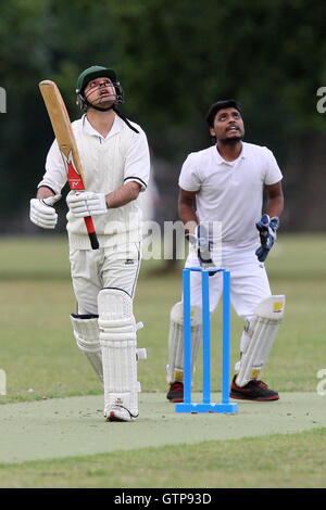 I nuovi boys CC (fielding) vs competenze di sicurezza CC - Victoria Park Comunità Cricket League - 01/06/11 Foto Stock