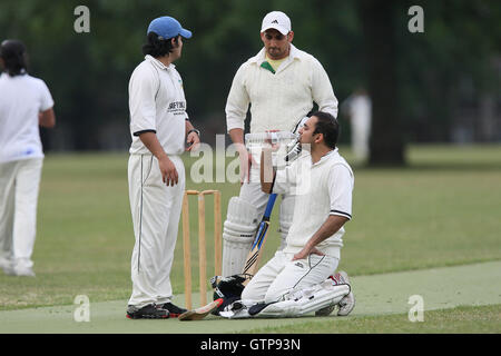 I nuovi boys CC (fielding) vs competenze di sicurezza CC - Victoria Park Comunità Cricket League - 01/06/11 Foto Stock