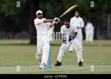 I nuovi boys CC (fielding) vs competenze di sicurezza CC - Victoria Park Comunità Cricket League - 01/06/11 Foto Stock