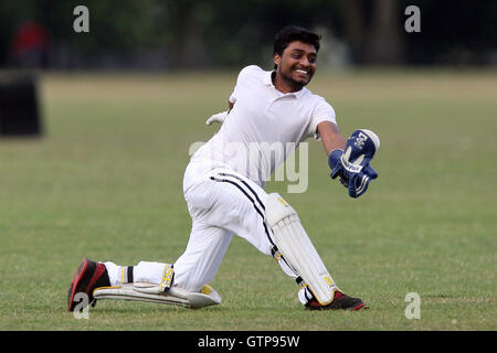 I nuovi boys CC (fielding) vs competenze di sicurezza CC - Victoria Park Comunità Cricket League - 01/06/11 Foto Stock