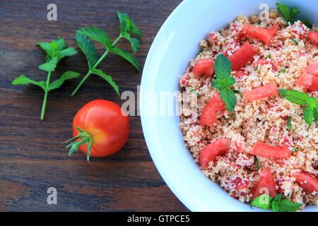 Tabulé con insalata di pomodori freschi Foto Stock