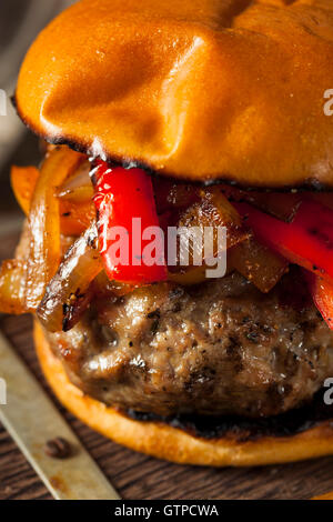 Salsiccia casalinga Burger con cipolle e peperoni Foto Stock