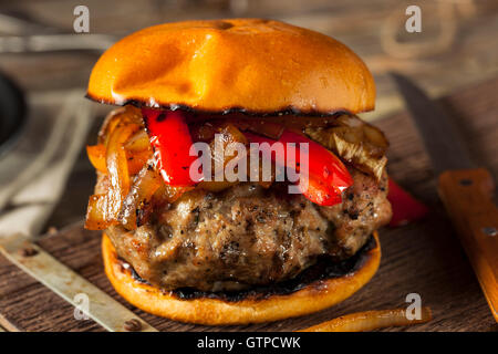 Salsiccia casalinga Burger con cipolle e peperoni Foto Stock