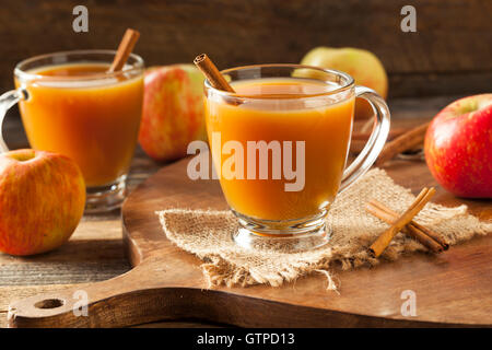 Warm Sidro di mela caldo pronto da bere in autunno Foto Stock